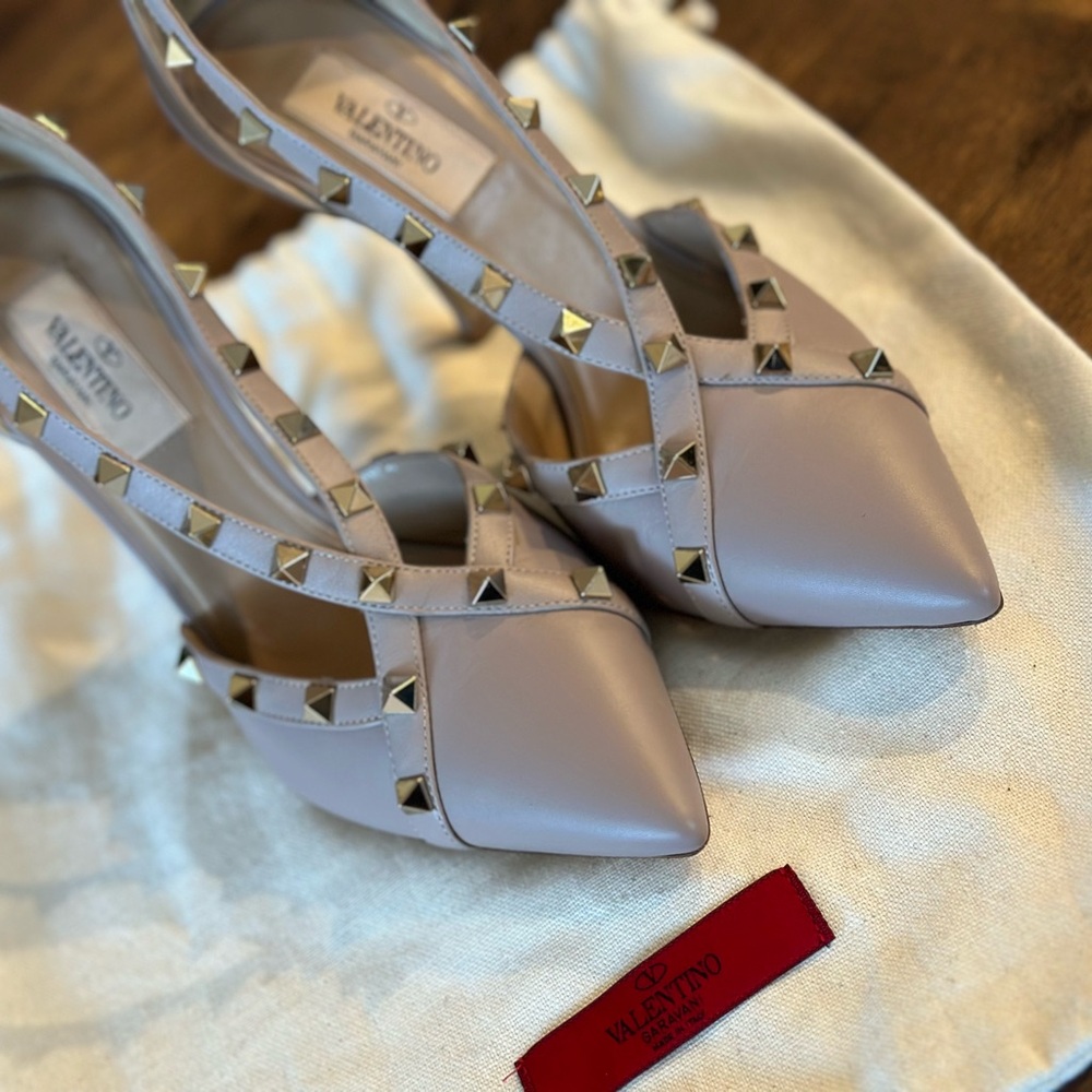 Excellent condition Valentino Garavani Rockstud Caged Pump. Sz 37.5 US 7.5